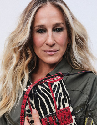 Η Sarah Jessica Parker γίνεται το πρόσωπο της Fendi και αποδεικνύει γιατί η Baguette Bag αποτελεί διαχρονικό σύμβολο μόδας