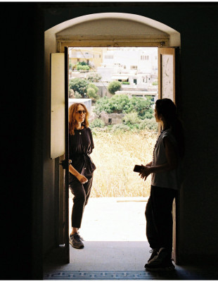 Η Λέρος της μνήμης και της φιλοξενίας μέσα από τα μάτια των Βίβιαν Φίλιππα και Νταϊάννα Καρβούνη της Anaktae