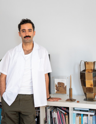 Face to Face με τον Theo Galliakis: «Η τέχνη φέρει τεράστια ευθύνη. Μπορεί να μετατοπίσει τη σκέψη των ανθρώπων και μας ωθεί στο να σκεφτούμε βαθύτερα»