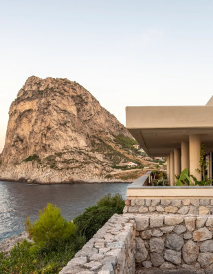 Μια βίλα στη Σικελία συνδυάζει τον μοντέρνο design με τη διαχρονική γοητεία του μεσογειακού τοπίου