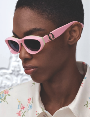 Το eyewear destination που αποδεικνύει πως τα γυαλιά ηλίου είναι το απόλυτο fashion investment της σεζόν