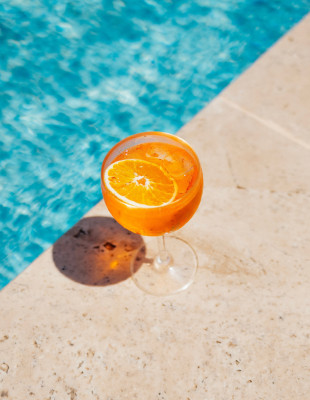 Τα 5 εύκολα και γρήγορα summer cocktails που θα απογειώσουν τις στιγμές σας σε σπίτι και παραλία