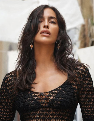Η Irina Shayk και ο Michele Morrone πρωταγωνιστούν στη νέα καμπάνια του οίκου Dolce&Gabbana με φόντο τη Νάπολη