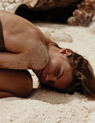 Τα shimmering body oils που θα αναδείξουν το μαύρισμά σας με τον πιο κολακευτικό τρόπο