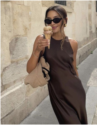Dress to impress: Τα 5 καλοκαιρινά χρώματα που απογειώνουν το μαύρισμα