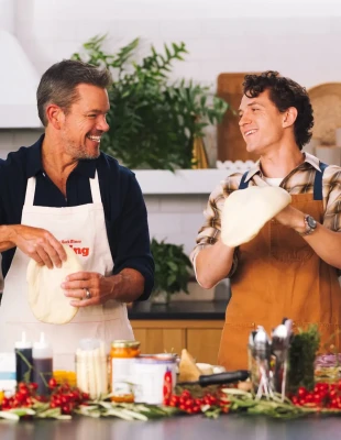 O Matt Damon και o Tom Holland φτιάχνουν πίτσα στη Νέα Υόρκη λίγο πριν από την πρεμιέρα του “The Odyssey”