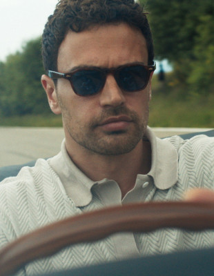 O Theo James επιστρέφει στον «ευγενικό» κόσμο του Guy Ritchie