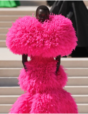 Balenciaga Couture: Ο Pierpaolo Piccioli γράφει το πρώτο του κεφάλαιο στην haute couture του οίκου