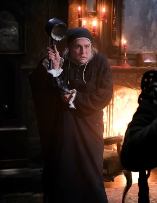 Ο Johnny Depp επιστρέφει στη μεγάλη οθόνη με τον πιο κλασικό και χριστουγεννιάτικο τρόπο