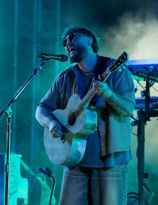 Ο James Arthur κατέκτησε το κοινό του Sani Festival και απέδειξε ότι αποτελεί την πιο αναγνωρίσιμη φωνή της σύγχρονης βρετανικής pop