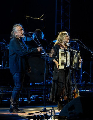 Σαγήνευσε το κοινό ο Robert Plant στην πρεμιέρα του Sani Festival 2026