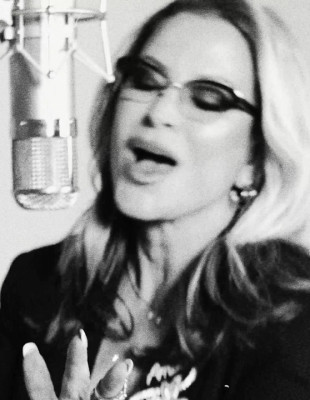 H Anastacia κυκλοφορεί το νέο video clip του αξεπέραστου Left Outside Alone στη συμφωνική εκδοχή του