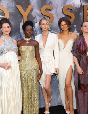 Zendaya, Theron, Hathaway: Θυμίζουν αρχαίες Ελληνίδες θεές στην πρεμιέρα της «Οδύσσειας» στη Νέα Υόρκη