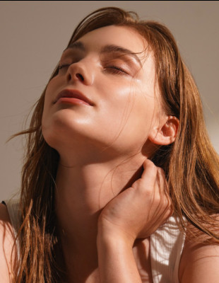Green Light Therapy: Η νέα skincare θεραπεία που έρχεται να «εκθρονίσει» το Red Light Therapy