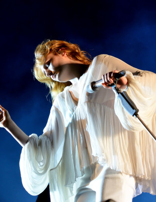 Florence Welch ή αλλιώς η γυναίκα που μετέτρεψε τους δαίμονές της σε ύμνους και έκανε τον πόνο τέχνη
