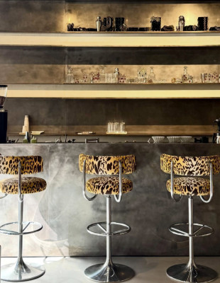 New Fashion Hotspot: Ο οίκος Saint Laurent ανοίγει το πρώτο του café στη νέα boutique της Avenue Montaigne στο Παρίσι