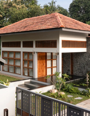 Ένα bungalow στην Κεράλα αποδεικνύει πως η αρχιτεκτονική «αναπνέει» όταν η φύση γίνεται μέρος του σπιτιού