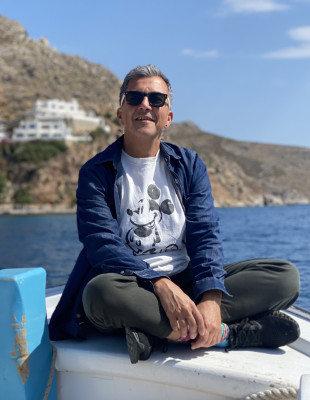 The Village Voice: Ο Κωστής Ζαφειράκης συμπλήρωσε τα 100 επεισόδια του «Κυριακή στο χωριό ξανά»