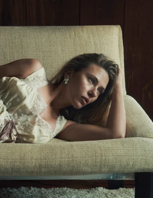 Η Scarlett Johansson ξαναβλέπει τις ταινίες της και αποκαλύπτει τις άγνωστες ιστορίες από τα γυρίσματα