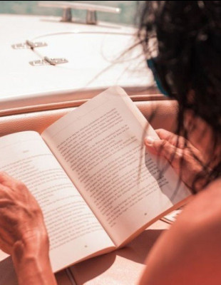The Book Club: Οι editors του GLOW μοιράζονται δώδεκα νέα βιβλία για κάθε στιγμή του καλοκαιριού