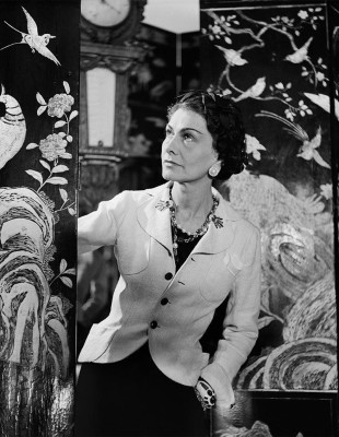 Coco Chanel: Σαν σήμερα γεννήθηκε η γυναίκα που καθόρισε τη μόδα