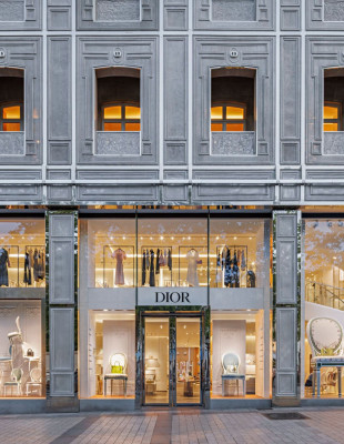 Ο οίκος Dior μετατρέπει τις βιτρίνες της παριζιάνικης boutique του σε μικρά έργα τέχνης