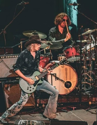 The Waterboys στο Sani Festival 2026: Η ιστορία της θρυλικής μπάντας που άλλαξε τη βρετανική rock