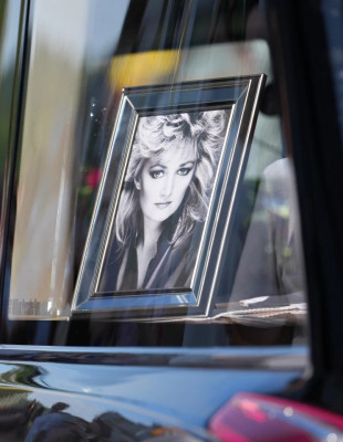 Το τελευταίο «αντίο» στη Bonnie Tyler: Κόσμος, μουσική και συγκίνηση για τη θρυλική φωνή της Ουαλίας