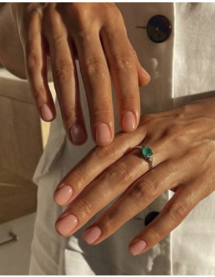 Italian Manicure: Το πιο chic κόλπο για να κάνετε τα νύχια σας να δείχνουν πιο μακριά