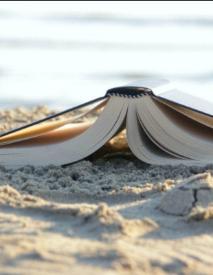 Summer Reading: 5 διαχρονικά βιβλία που μπορείτε να διαβάσετε μέσα σε μία μέρα