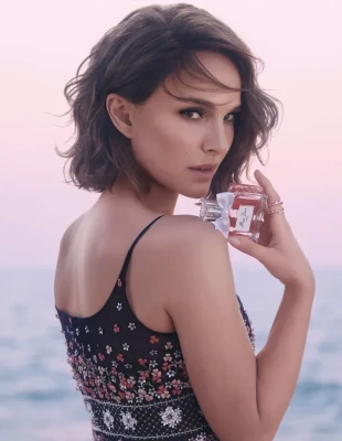 Η Natalie Portman πρωταγωνιστεί στη νέα καμπάνια του Miss Dior, όπου η ομορφιά συναντά τη δύναμη της θηλυκότητας