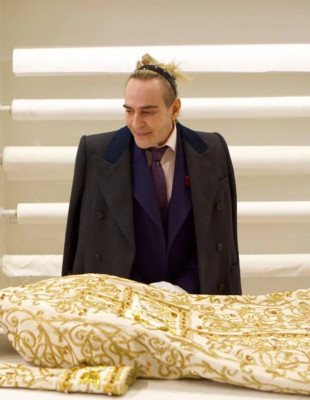 Met Gala 2027: Γιατί η επιλογή του John Galliano έχει ήδη διχάσει τον κόσμο της μόδας;