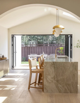 Η λευκή κουζίνα και οι νέοι κανόνες του interior design που τη φέρνουν και πάλι στο προσκήνιο