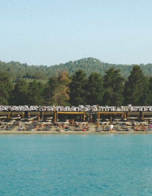 Casa Mersedes: Η μοναδική all-day εμπειρία στη Χαλκιδική με φόντο το απέραντο γαλάζιο
