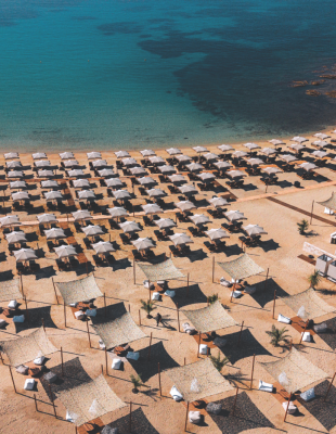 Το beach bar της Χαλκιδικής που δίνει ﻿πολυτελή τόνο στις καλοκαιρινές αποδράσεις ﻿δίπλα στη θάλασσα