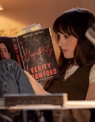 Το νέο trailer της ταινία “Verity” με την Anne Hathaway και τη Dakota Johnson ανεβάζει την ένταση