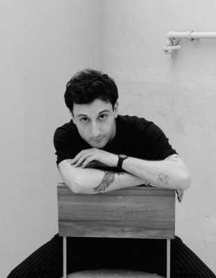 Face to Face με τον Κωνσταντίνο Σπυρόπουλο: «Αν η Biennale αλλάξει έστω και λίγο τον τρόπο που κοιτάμε τον τόπο, τότε έχει πετύχει κάτι ουσιαστικό»