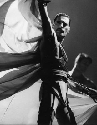 Το Victoria & Albert Museum του Λονδίνου φέρνει ξανά στη σκηνή τον Freddie Mercury μέσα από τα πιο εμβληματικά looks του