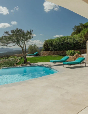 H σύγχρονη πλευρά της Costa Smeralda αποτυπώνεται σε μία βίλα στην καρδιά της βόρειας Σαρδηνίας
