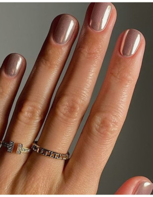 Brown nails are back: Οι πιο chic επιλογές που πρέπει να ζητήσετε στο επόμενο ραντεβού σας
