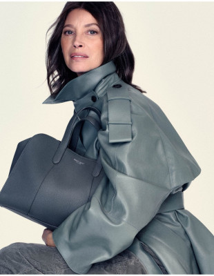 Η επιστροφή της Christy Turlington στον Giorgio Armani είναι το fashion comeback που δεν γνωρίζαμε ότι χρειαζόμασταν