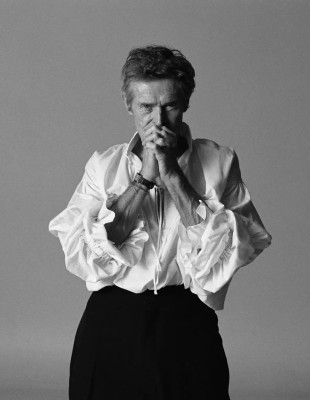Ο Willem Dafoe φωτογραφίζεται και μιλά για την τέχνη, τη ζωή και την ανάγκη να παραμένει πάντα σε κίνηση