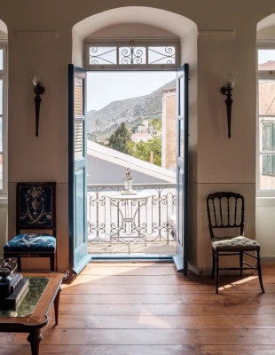 Μια ιστορική κατοικία στη Σύμη που αναγεννήθηκε με αυθεντικά στοιχεία και ευρωπαϊκά vintage έπιπλα
