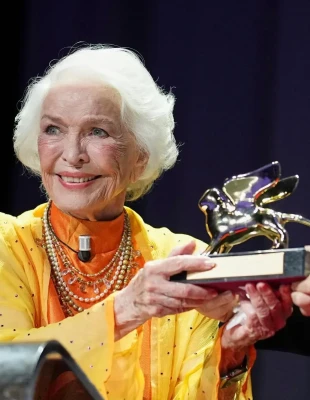 Στα 93 της, η ηθοποιός Ellen Burstyn αποδεικνύει ότι η ηλικία είναι απλώς ένας αριθμός