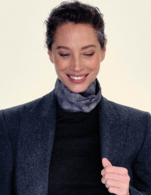 Η Christy Turlington επιστρέφει στον οίκο Armani για τη νέα Fall-Winter συλλογή