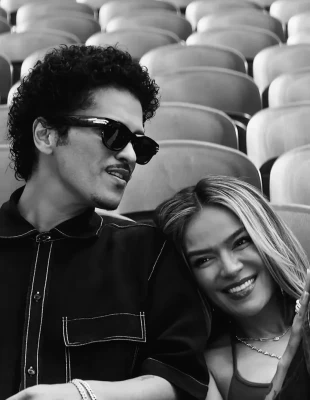Η Karol G και ο Bruno Mars σε μία νέα συνεργασία που ονομάζεται “Still”
