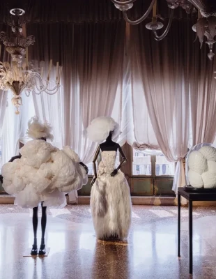 Η Fondazione Dries Van Noten παρουσιάζει το πρώτο της βιβλίο, ενώνοντας τη μόδα, την τέχνη, το design και τη χειροτεχνία
