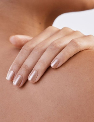 Το manicure trick που θα σας κάνει να καθυστερήσετε το επόμενο ραντεβού σας