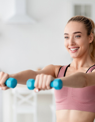 Toned Arms: Αυτές οι ασκήσεις θα σας χαρίσουν τα καλοσχηματισμένα χέρια που ονειρεύεστε