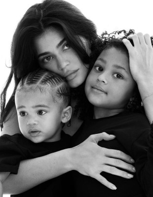 Η Kylie Jenner απαντά σε ένα οικογενειακό Q&A λίγο πιο διαφορετικό από τα άλλα